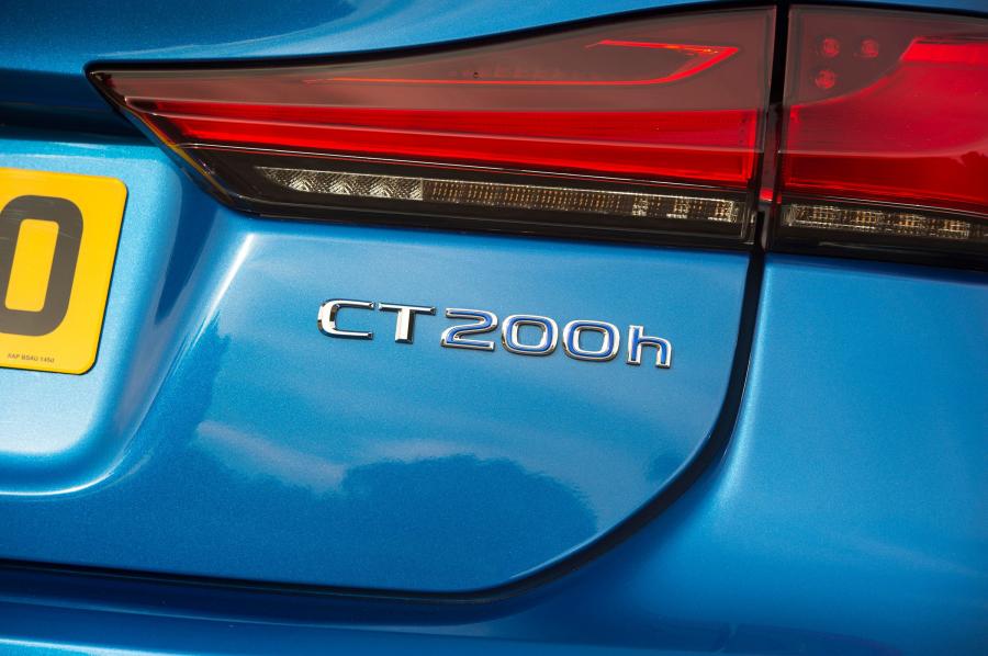 Логотип Lexus CT200h 2017 года  (UK) (фото 5 из 38)